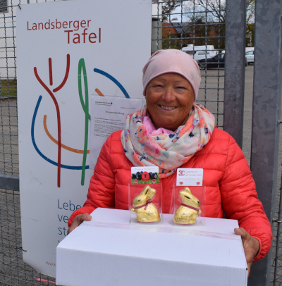 Marlies Klocker from the Landsberger Tafel is happy about the Easter Bunnies
