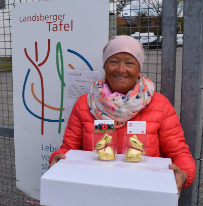 Marlies Klocker von der Landsberger Tafel freute sich über die Osterhasen