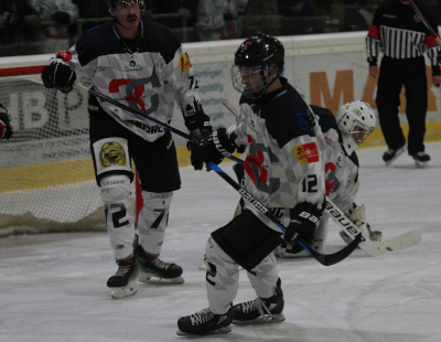 HCL goalie Güßbacher (right) saved the victory